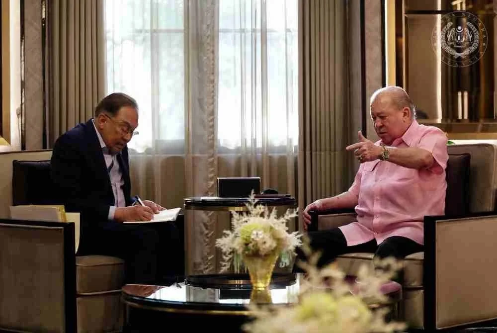 Yang di-Pertuan Agong Sultan Ibrahim pada Selasa berkenan menerima menghadap Perdana Menteri, Datuk Seri Anwar Ibrahim. Foto Facebook Sultan Ibrahim Sultan Iskandar