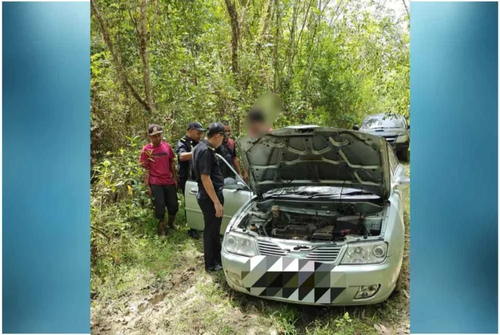 Seorang penyeludup bertindak melarikan diri dengan meninggalkan 1.1 tan gula dan minyak masak peket di kawasan hutan berhampiran Kampung Tasek, Rantau Panjang pada Ahad selepas dikejar
sejauh 10 kilometer oleh anggota penguat kuasa. Foto:KPDN