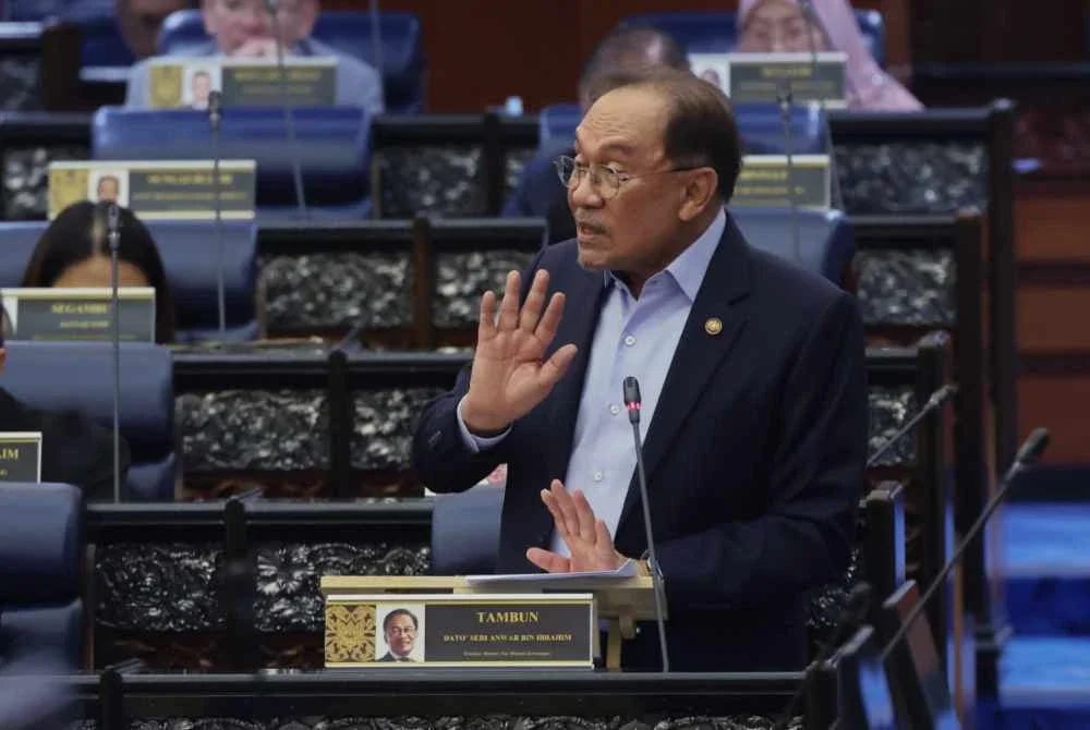Anwar ketika sesi soal jawab pada Mesyuarat Pertama, Penggal Kelima Parlimen ke-15 Dewan Rakyat di Bangunan Parlimen pada Selasa. Foto Bernama