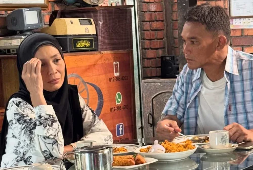 Azhan dan Amyza di set penggambaran.