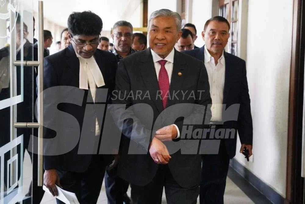 Peguam, Datuk Hisyam Teh Poh Teik hadir mewakili Ahmad Zahid, di Mahkamah Tinggi Kuala Lumpur pada Selasa bagi pendengaran permohonan supaya dibebaskan sepenuhnya daripada 47 kes pecah amanah, rasuah dan pengubahan wang haram dana Yayasan Akalbudi. Foto ROSLI TALIB