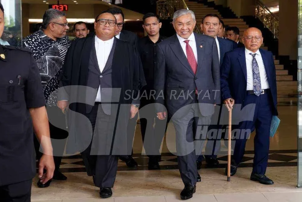 Peguam, Datuk Hisyam Teh Poh Teik hadir mewakili Ahmad Zahid, di Mahkamah Tinggi Kuala Lumpur pada Selasa bagi pendengaran permohonan supaya dibebaskan sepenuhnya daripada 47 kes pecah amanah, rasuah dan pengubahan wang haram dana Yayasan Akalbudi. Foto ROSLI TALIB