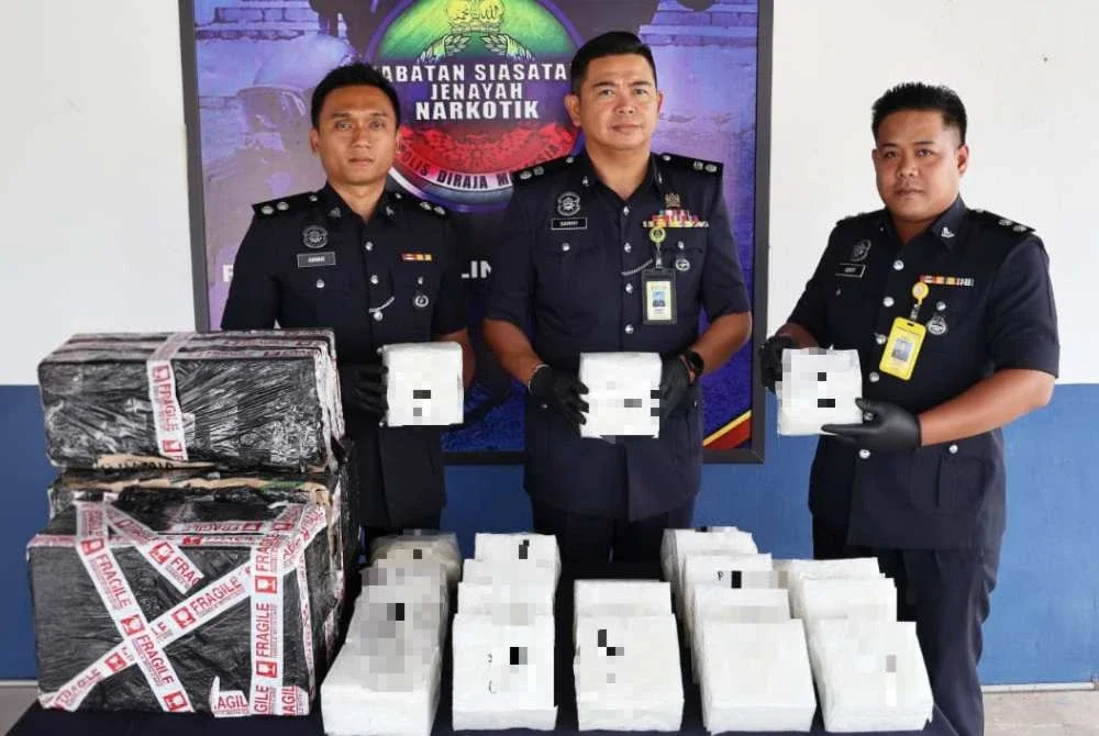 Sammy (tengah) menunjukkan syabu yang dirampas di kawasan lobi kondominium di Penampang.