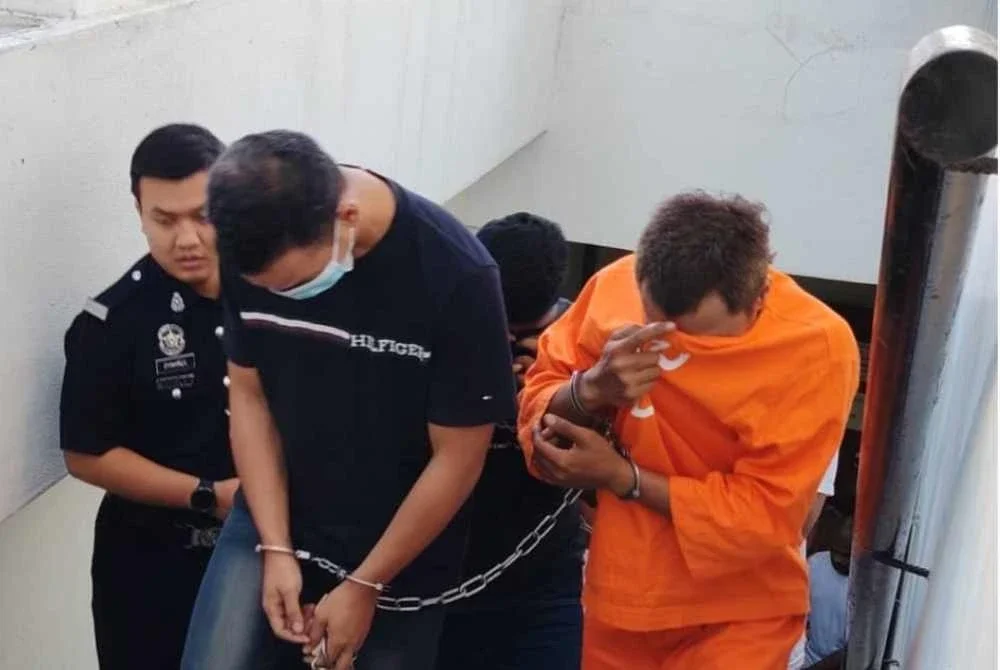 Ketiga-tiga tertuduh mengaku tidak bersalah terhadap pertuduhan masing-masing.