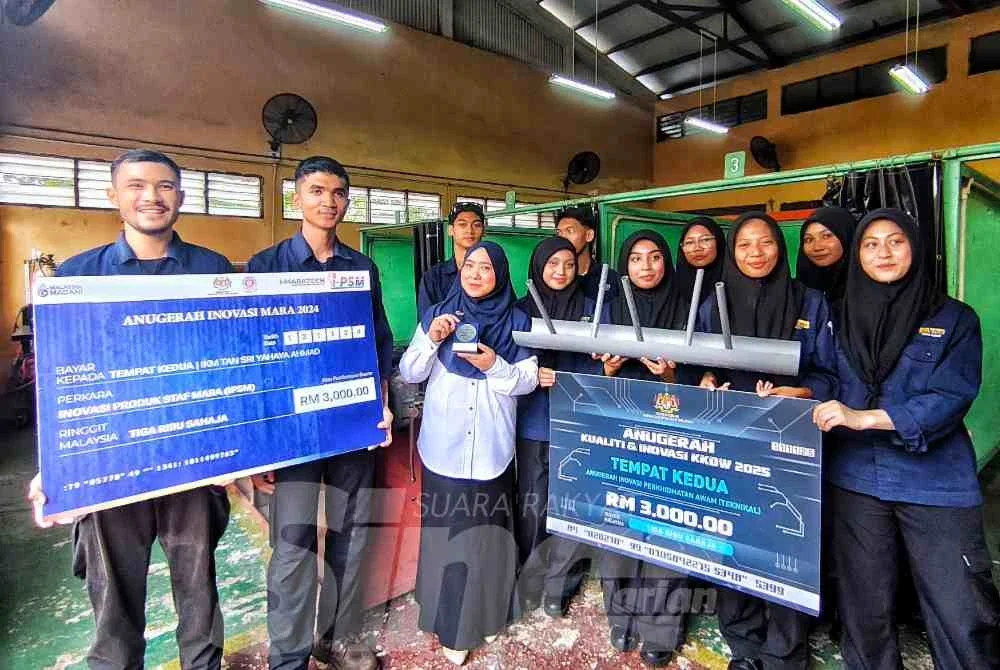Muhammad Irfan Hafizin (dua dari kiri), pensyarah bersama ahli kumpulannya menunjukkan projek inovasi mereka yang mendapat pengiktirafan. 