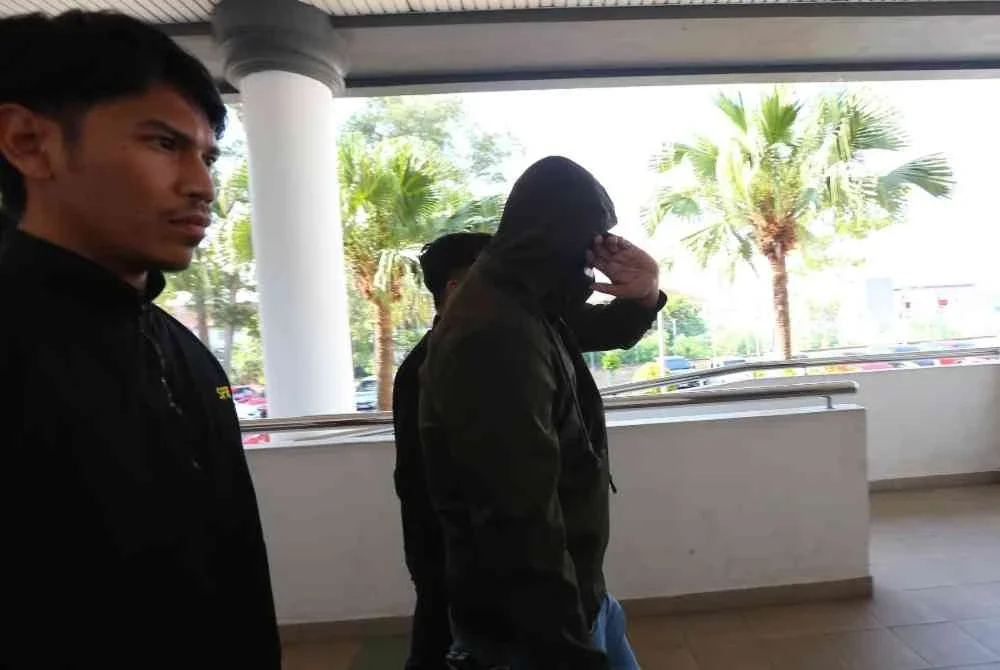 Tertuduh (kanan) didakwa di Mahkamah Sesyen Alor Setar pada Selasa atas pertuduhan menyalahguna wang bantuan membaiki rumah.