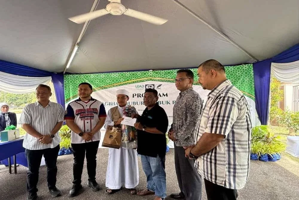 Muhammad Irsyaad (tiga dari kiri) menerima sumbangan pada pada Program Agihan Bubur Lambuk Ramadan di Masjid Sayyidina Ali pada Selasa. Foto: Sinar.