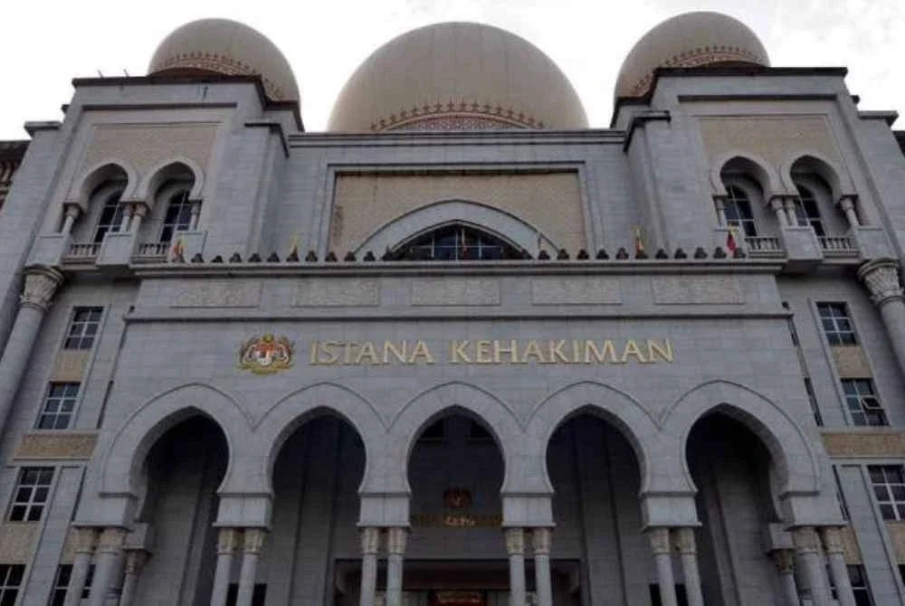 Mahkamah Rayuan Putrajaya mengekalkan hukuman penjara enam tahun dan denda RM50,000 terhadap seorang bekas pembantu tadbir.