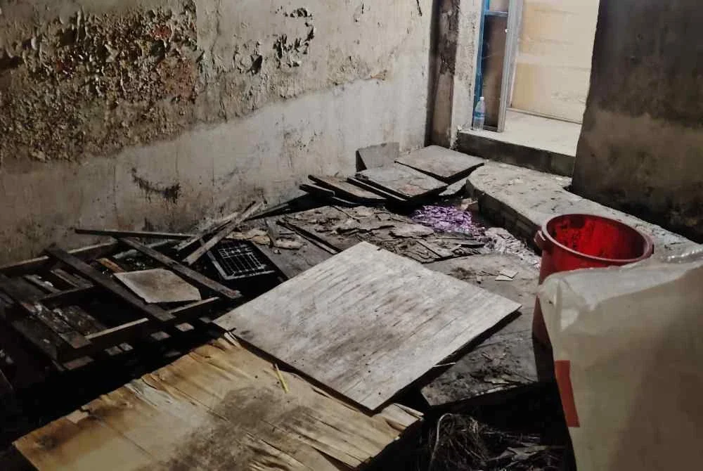 Keadaan dalam bangunan yang kotor dan usang.