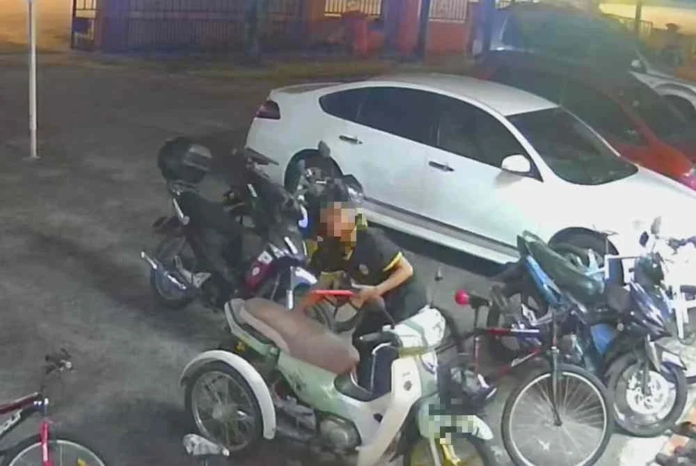 Tangkap layar video tular memaparkan seorang individu yang disyaki cuba menceroboh sebuah surau di Batang Kali, Hulu Selangor.