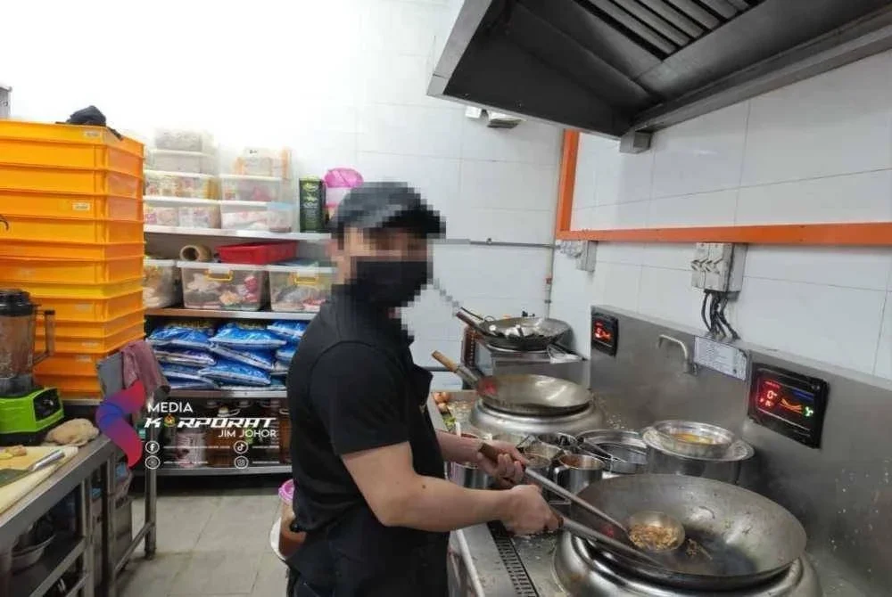 Operasi Ops Selera kedai makan di dalam pusat beli belah terkenal di Johor Bahru. - Foto JIM Johor 