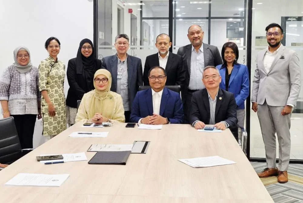 Azli (duduk, tengah) bergambar bersama ahli KRPPM-IGAR selepas Mesyuarat KRPPM - IGAR di Parlimen pada Rabu.