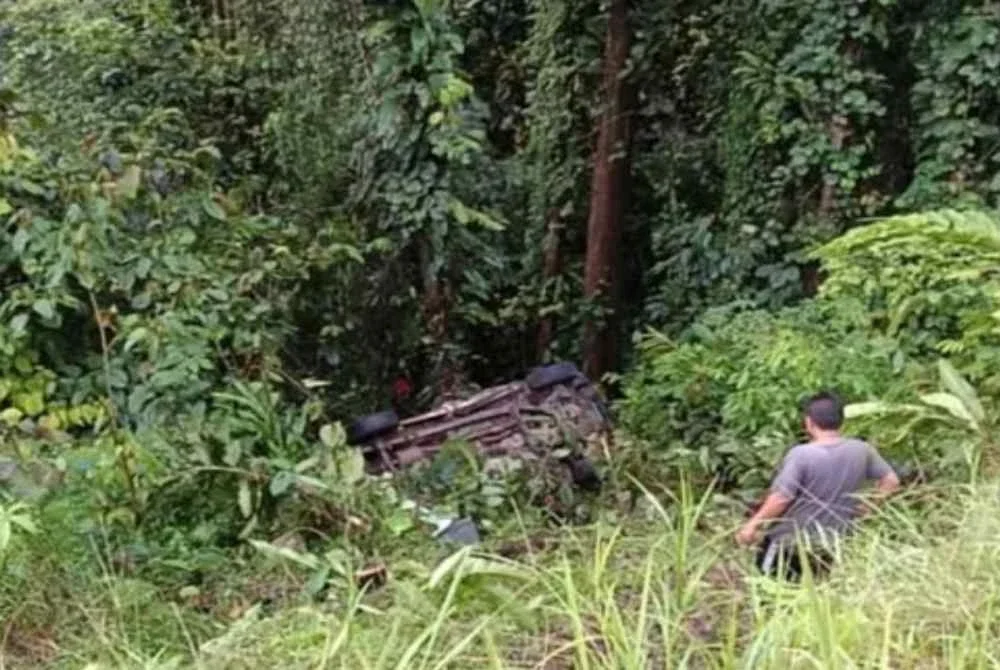 Kenderaan pacuan empat roda dinaiki mereka terjunam ke dalam gaung sedalam kira-kira 15 meter berhampiran Kem Pelutan, Ulu Baram. Foto JBPM Sarawak