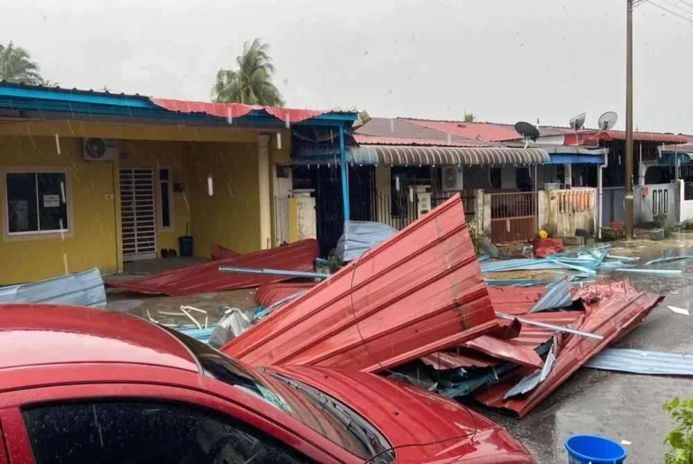 Antara kawasan yang terjejas akibat ribut yang melanda di sekitar kawasan Parlimen Bukit Gantang. Foto APM Perak.