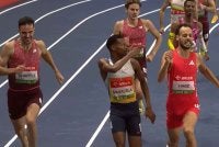 Kemenangan Tshepiso Masalela (tengah) dibatalkan gara-gara menunjukkan isyarat tangan menyerupai pistol dan dihalakan ke arah pelari Perancis, Azeddine Habz. Foto Agensi