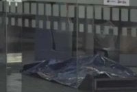 Mayat mangsa dibuka dari keranda dan diletakkan di bank berkenaan sebagai bukti tambahan.- Agensi