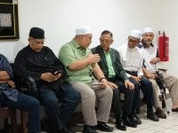 Hanafiah (tengah) ketika tiba di Mahkamah Sesyen Kuala Terengganu pada Selasa. 