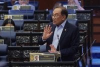 Anwar ketika sesi soal jawab pada Mesyuarat Pertama, Penggal Kelima Parlimen ke-15 Dewan Rakyat di Bangunan Parlimen pada Selasa. Foto Bernama