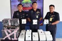 Sammy (tengah) menunjukkan syabu yang dirampas di kawasan lobi kondominium di Penampang.