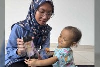 Anisah bersama anaknya, Aisy Nur Dareesa.