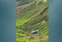 Anggota bomba dari BBP Cameron Highlands membantu menyelamatkan mangsa SUV jatuh gaung di Cameron Highlands pada Isnin.