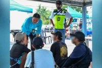 Antara warga asing yang ditahan dalam Operasi Pemeriksaan dan Penguatkuasaan di tapak bazar Ramadan Seksyen 13 Laman Niaga Komuniti Bandar Baru Bangi, Kajang pada Isnin.