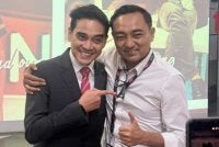 Zaiful (kanan) bersama dengan Ashwad Ismail yang kini menjawat jawatan sebagai Ketua Pengarah Penyiaran