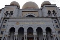 Mahkamah Rayuan Putrajaya mengekalkan hukuman penjara enam tahun dan denda RM50,000 terhadap seorang bekas pembantu tadbir. 