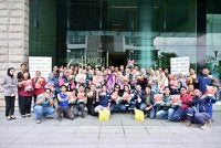 Warga kerja Worldwide Holdings Bhd bergambar bersama Norazlina (tengah) semasa program diadakan di Mercu Worldwide Seksyen 13 pada Selasa.