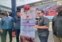 Kamalludin (dua dari kanan) menyempurnakan Pelancaran BRR, Program IFB dan Program Patuh di Bazar Ramadan Taman Cempaka di sini pada Selasa.
