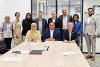 Azli (duduk, tengah) bergambar bersama ahli KRPPM-IGAR selepas Mesyuarat KRPPM - IGAR di Parlimen pada Rabu.