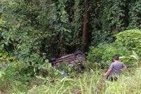 Kenderaan pacuan empat roda dinaiki mereka terjunam ke dalam gaung sedalam kira-kira 15 meter berhampiran Kem Pelutan, Ulu Baram. Foto JBPM Sarawak 