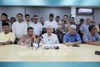 Rahim (duduk, tengah) pada sidang akhbar pembubaran jawatankuasa lima Bahagian Bersatu Melaka pada Selasa. 