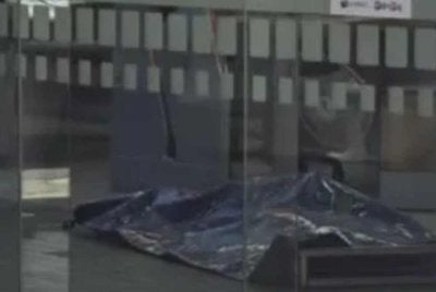 Mayat mangsa dibuka dari keranda dan diletakkan di bank berkenaan sebagai bukti tambahan.- Agensi