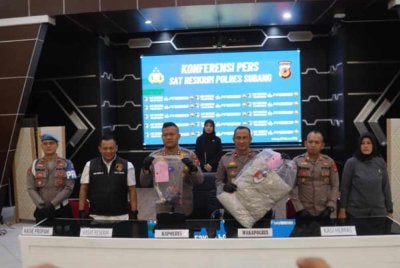 Polis menunjukkan barang bukti semasa sidang media.- Agensi