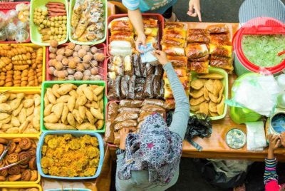 Bahang kemeriahan Ramadan mula terasa apabila ratusan bazar di seluruh negara mula beroperasi. Gambar hiasan