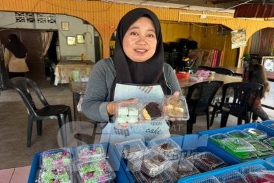 Onde-onde, kek batik, kek puding dan sekaya antara yang laris.
Foto: ADILA SHARINNI WAHID