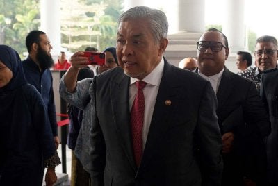 Ahmad Zahid tiba di Mahkamah Tinggi Kuala Lumpur pada jam 8.55 pagi bagi permohonan untuk dibebaskan sepenuhnya (DNA) daripada 47 kes membabitkan Yayasan Akalbudi. FOTO SINAR HARIAN/ ROSLI TALIB