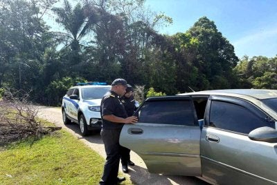 Suspek yang memandu kereta jenis Proton Waja itu dikesan melakukan aktiviti penyeludupan kira-kira jam 1.02 petang.
Foto:KPDN