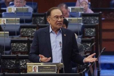 Anwar ketika sesi soal jawab pada Mesyuarat Pertama, Penggal Kelima Parlimen ke-15 Dewan Rakyat di Bangunan Parlimen pada Selasa. Foto Bernama