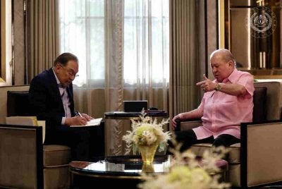 Yang di-Pertuan Agong Sultan Ibrahim pada Selasa berkenan menerima menghadap Perdana Menteri, Datuk Seri Anwar Ibrahim. Foto Facebook Sultan Ibrahim Sultan Iskandar