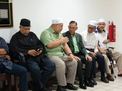 Hanafiah (tengah) ketika tiba di Mahkamah Sesyen Kuala Terengganu pada Selasa. 
