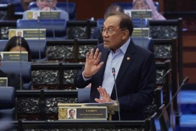 Anwar ketika sesi soal jawab pada Mesyuarat Pertama, Penggal Kelima Parlimen ke-15 Dewan Rakyat di Bangunan Parlimen pada Selasa. Foto Bernama