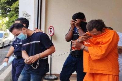 Muhammad Nurazmi (kiri) dibawa ke mahkamah bersama Mazuan (kanan) dan Muhamad Khairul (tengah) untuk dibacakan pertuduhan.