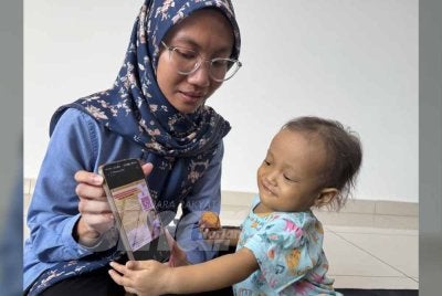 Anisah bersama anaknya, Aisy Nur Dareesa.