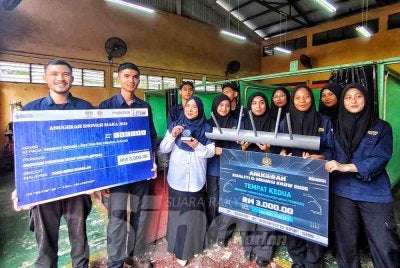 Muhammad Irfan Hafizin (dua dari kiri), pensyarah bersama ahli kumpulannya menunjukkan projek inovasi mereka yang mendapat pengiktirafan. 
