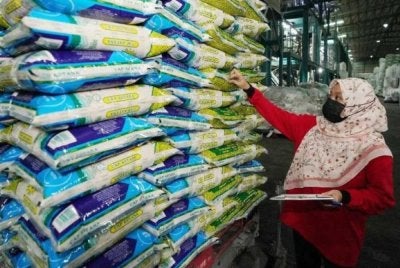 500 kampit beras cap Astana akan diagihkan kepada golongan memerlukan.