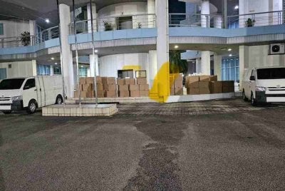 PPM Pelabuhan Klang merampas rokok seludup susulan tangkapan dua pemandu van pada Isnin. Foto PPM