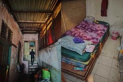 Keadaan rumah dan bilik yang kotor dan berbau disyaki menjadi tempat melakukan aktiviti persundalan.