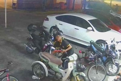Tangkap layar video tular memaparkan seorang individu yang disyaki cuba menceroboh sebuah surau di Batang Kali, Hulu Selangor.